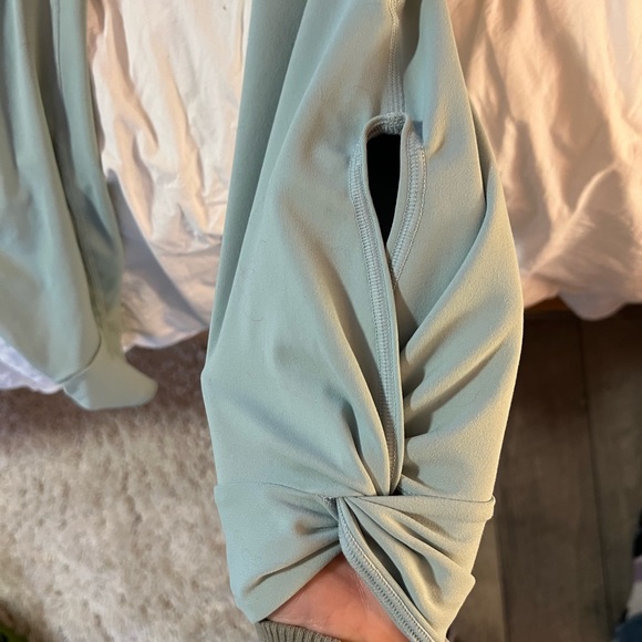 (M) Fabletics Oasis PureLuxe High-Waisted Twist 7/8 Legging - Picture 6 of 6